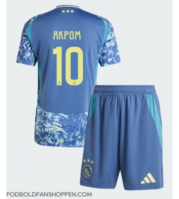 Ajax Chuba Akpom #10 Udebanetrøje Børn 2024-25 Kortærmet (+ Korte bukser)